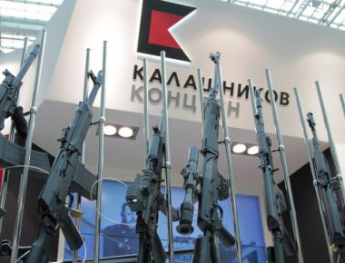 Όμιλος «Καλάσνικοφ»: Έκπτωση σε όπλα για όλους του δημοσιογράφους